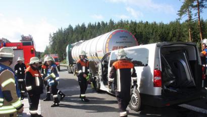 Bild: wro
Beim Zusammenstoß eines Kleintransporters mit eine Gefahrgut-Lkw auf der A93 auf Höhe der Ausfahrt Windischeschenbach in Richtung Regensburg wurden drei Personen verletzt.