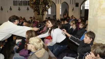 Archivbild: Hartl
Gemeindereferentin Maria Witt (links) tritt die Nachfolge Alfred Kicks in Wernberg-Köblitz an.