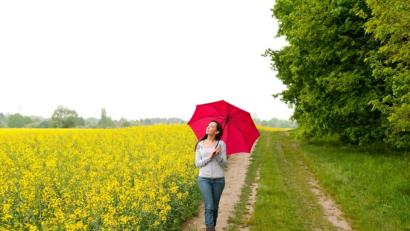 Bild: luna – stock.adobe.com
Ein Spaziergang ist nicht nur eine wunderbare Möglichkeit, den Kopf frei zu bekommen oder in Ruhe neue Ideen zu entwickeln, sondern er ist außerdem extrem stimmungsfördernd – gerade im Regen.