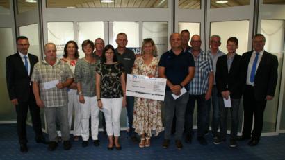 Bild: fpoz
Im Bild von links Bankvorstand Joachim Geyer, Konrad Zier, Ursula Schimmel, Christine Weidmann, Alexander Hecht, Tatjana Root, Markus Kuchenreuther, Silke Weinhold, Stefan Schindler, Hubert Ernstberger, Stephan Schremmer, Ludwig Heining, Maximilian Kastner und Raiffeisenbank-Geschäftsstellenleiter Werner Spörer.