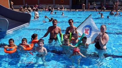 Bild: weu
Die Schwimmtrainer Reinhard Klein, Martina Baumer und Christina Grundler (von links) freuten sich über die Begeisterung der Kinder für das Schwimmen und zeigten sich über die Ergebnisse sehr zufrieden.