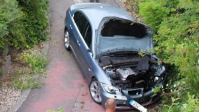 Bild: Polizei
Über die Leitplanke stürzte der Wagen in die Tiefe auf den Geh- und Radweg hinunter.