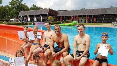 Bild: CSA Tirschenreuth/exb
Urkunden und Preise gab es für die besten Teilnehmer am Wettrutschen. Im Bild die Sieger mit Tobias Weiß vom Jugendrat (hinten, Dritter von links) sowie dem Sport- und Jugendbeauftragten der Stadt, Huberth Rosner.