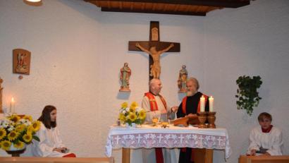 Bild: gi
Pfarrer Most hielt mit Pater Ferdinand in Konzelebration den Festgottesdienst zum Patrozinium St. Laurentius in Rückersrieth. Roswitha Meißner trug die Lesung vor.