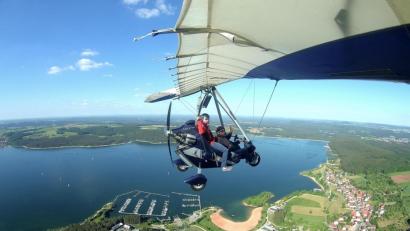 Bild: Bernd Kronhöfer
Hoch über dem Brombachsee mit dem Trike unterwegs: Zehn Meter Spannweite hat der Flügel des Gerätes.