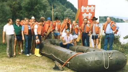 Bild: exb
Diese Crew brach im August 1985 zur ersten Bootsfahrt auf. Die Stadtfahne war seither immer dabei und ist es heute noch.