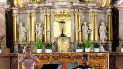 Bild: do
Bozhena Korchynska (Flöte) und Bohdan Kozhushko (Akkordeon) bieten mit einer temperamentvollen Interpretation extravaganter Werke vor den Stufen des Hochaltars der Klosterkirche Speinshart heiteres Musizieren der Meisterklasse.