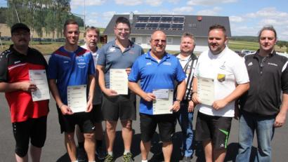 Bild: kro
Die Mannschaftsführer der fünf besten Teams, zusammen mit SFK-Spartenleiter Thomas Klein (rechts), Schiedsrichter Martin Bischof (Dritter von rechts) und Wettbewerbsleiter Reinhard Jäger (Dritter von links).