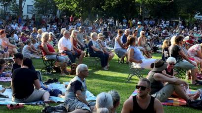 Bild: Kunz
Die Sommerserenaden ziehen nach wie vor Tausende in den Max-Reger-Park. Heuer aber ging's so heiß zu wie noch nie, meint Kulturamtschefin Petra Vorsatz.