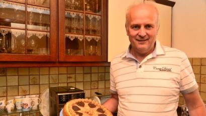 Bild: bey
Der 59-jährige Projektleiter bei der TÜV SÜD Akademie, Georg Wismann aus Hammerles, gewinnt den ersten Preis der Jury und den Publikumspreis mit seinem "Giotto-Käsekuchen".