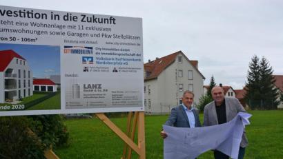 Bild: jr
Auf einem Grundstück an der Ecke Großbüchlberger Straße/Robert-Schumann-Straße errichtet die Lanz GmbH & Co. KG eine Wohnanlage mit elf barrierefreien Eigentumswohnungen. Investor Werner Lanz (rechts) und Bürgermeister Roland Grillmeier stellten das Projekt vor.