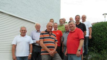 Bild: hhn
Sammelleiter Hermann Hennig (vorne Mitte), und die ehrenamtlichen Missionssammler überreichen an Bruder Markus Forster (links, zweite Reihe) 1200 Euro. Gastgeber Rudolf Schraml (vorne, rechts) freut sich über den Besuch.