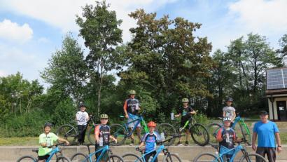 Bild: jzk
Große Mühe gab sich Förderlehrer Bodo Götz (rechts) beim Fahrtraining mit den schuleigenen Mountainbikes.