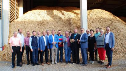 Bild: enz
Die CSU-Kreistagsfraktion besichtigte mit der Zukunftsliste und der FDP das Hackschnitzel-Heizwerk in Neualbenreuth.