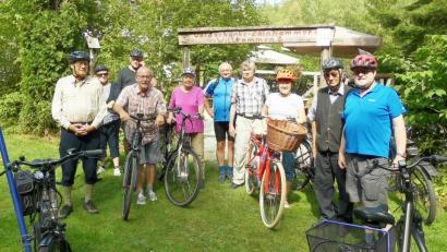 Bild: njn
Für alle Beteiligten war es eine wunderschöne Fahrradtour. Auf dem Bild unter anderem mit 86 Jahren der älteste Teilnehmer Matthias Stock (Zweiter von rechts), Touren-Scout Willi Schraml (Fünfter von rechts) und dem Projektleiter des Generationen-Netzwerks, Roland Lochner (rechts).