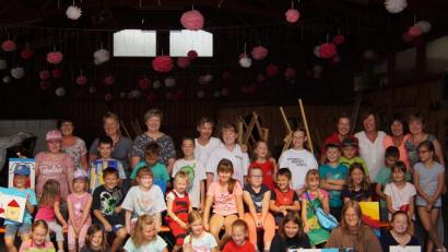 Bild: amö
Über die Kreativität der Kinder staunen (hinten, von rechts) Bürgermeisterin Sonja Meier, Irene Fehlner, Anne Gierlach und Künstlerin Katharina Gierlach sowie (hinten, links) das Team vom Frauenbund.