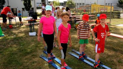 Bild: zer
Ski fahren im Sommer auf Gras, dabei mussten die Kinder geschickt sein, weil sie einen Partner auf ihren Skiern stehen hatten.