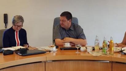 Bild: exb
Sie haben die Fragebögen ausgewertet: (von links) Uschi Kass, Fiona Plank, Marlene Groitl, Bürgermeister Christian Ziegler, Inge Schrott und Anja Preuß vom Büro für Sozialplanung und Altersforschung, afa München.