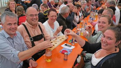 Bild: nm
Zur Kirchweih reisen Freunde aus Belgien an. Bürgermeister Thomas Meiler freut sich über das Treffen mit Yves Durnez (von links) und seiner Familie.