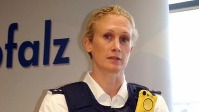 Bild: gib
Für Polizistin Sonja Meindl ist die Bodycam ein „Super-Einsatzmittel“.