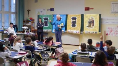 Bild: Stadt Amberg/exb
Auch in diesem Jahr werden Brotzeitboxen und Umwelt-Malbücher an die Erstklässler verteilt.