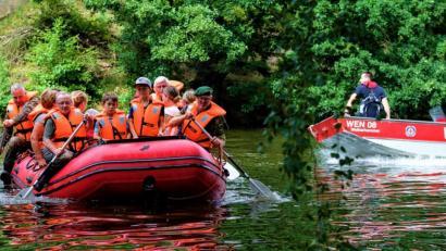 Bild: jml
Mit Volldampf voraus, hinaus in die Fluten des Röthenbacher Weihers. Die Kinder genießen ihren Bootsausflug, auch wenn sie klatschnass zurückkehren.