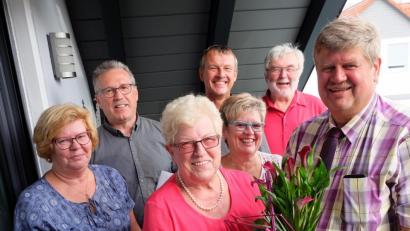 Bild: wlr
Bürgermeister Martin Schregelmann (rechts) und die Fraktionsvertreter gratulieren Inge Grüssner zum 80. Geburtstag.