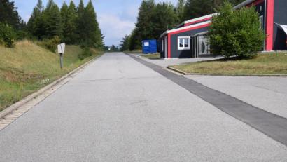 Bild: bö
Um diesen Straßenabschnitt im hinteren Bereich des Industrieparks auf dem Aichaberg geht es: Hier, in der Nähe des Urnenwaldes, treffen sich motorbegeisterte junge Leute, deren Lärm Trauergäste und andere Anlieger stört. Der Marktgemeinderat Hohenburg will jetzt für Ruhe sorgen, indem er den Straßenabschnitt für nichtöffentlich erklärt.