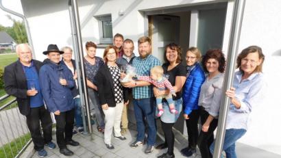 Bild: hai
Christine Lubig-Schmidt, Manuela Reiß, Elena Schumacher (von rechts), Erich Porsch, Pfarrer Klaus Hartfelder, Heidi Lauterbach, Kornelia Olischer, Elke Bundscherer, Tobias Krodel und Stefan Steininger bereiteten Pfarrer Hannes Kühn, dessen Tochter Marlene und Ehefrau Andrea (von links) einen herzlichen Empfang.