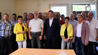 Bild: exb/Büro Uli Grötsch
Bundestagsabgeordneter Uli Grötsch (vorne, Dritter von rechts) trifft sich mit den Beschäftigten am Truppenübungsplatz.