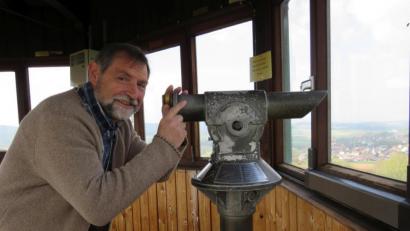 Bild: ubb
Arthur Sommer, der Vorsitzende der ARGE Grenzlandturm, wünscht sich ein neues Fernrohr. Immerhin, sagt er, sei das alte Fernrohr fast so alt wie der Turm selbst.