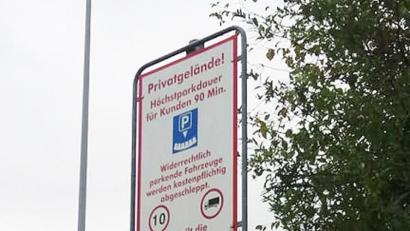 Bild: wpt
Rechts neben der Einfahrt der Weidener Kauflandfiliale steht das Schild, das laut Filialleiter Christoph Steinhauser nichts weiter als ein „höflicher Hinweis, das Gelände nicht als Dauerparker zu nutzen“, ist.