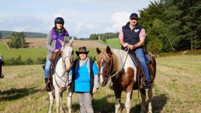 Bild: njn
Die Projektleiter der Öko-Modellregion Elisabeth Waldeck (links) und Günther Erhardt (rechts) stellten das "Bio erleben"-Programm zusammen. Mit auf dem Bild Andrea Steinkohl mit ihren Pferden vom Biohof Grenzmühl.