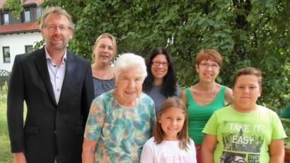 Bild: hl
Die Urenkel Jonas und Leah beglückwünschen Hedwig Scharnagl (vorne von rechts) ebenso zum 85. Geburtstag wie zweiter Bürgermeister Hermann Schraml, die Enkelinnen Silvia und Lydia sowie Tochter Rita (hinten von links).