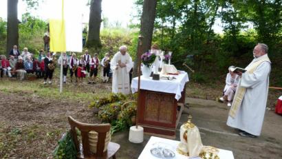 Bild: hok
Hier weihen Pfarrer Alfons Forster und Pfarrer Hans Bayer gerade die Kräuterbuschen beim Steinfelser Ablassfest.