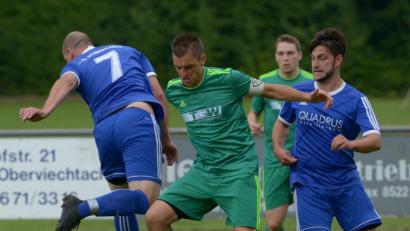 Bild: ham
OVI-Teunz-Spieler Manuel Löffelmann (Mitte) war von den Schmidgadenern nur schwer zu stoppen. Auch am Ende ging der FC mit 2:0 als Sieger vom Platz.