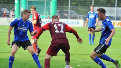 Bild: Werner Franken
Ab durch die Mitte: Neumarkts Jonas Marx marschiert problemlos an Niklas Lang (links) und Michael Busch vorbei. Die SpVgg SV Weiden unterlag am Feiertag 1:4.