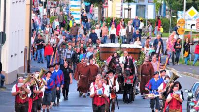 Bild: stg
Der Festzug, angeführt von der Kemnather Stadtwache, bewegte sich von der Klosterbrauerei bis zum Festplatz.