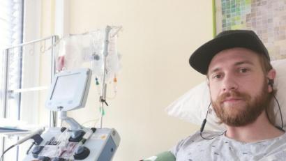 Bild: Tom Wenisch/exb
Tom Wenisch hat vor einigen Tagen in einer Dresdner Klinik Stammzellen gespendet. Über drei Stunden saß er an einer Art Dialysegerät, das ihm aus dem Blut die Stammzellen filterte.