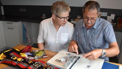 Bild: fuw
Freut sich schon auf seine Reise nach Indien: Hans Rupprecht zeigt seiner Frau Petra Bilder aus Nagaland.