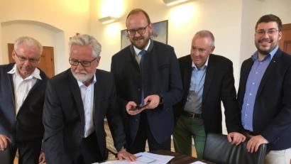 Bild: phs
Die Linienbusbetreiber Friedrich Mädl, Alfred Meller (von links) sowie Maximilian Wies (rechts) sind vom neuen Handyticket überzeugt. Landrat Andreas Meier (Mitte) und ÖPNV-Mann Martin Koppmann begrüßen das neue Angebot ebenfalls.