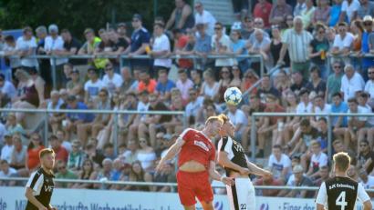 Bild: Hubert Ziegler
Dank der Regionalliga-Relegation (im Bild gegen TSV Rain) hat man bei der DJK Gebenbach schon etwas Übung in der Vorbereitung auf Spiele wie am Dienstag: Im Pokal kommt Zweitliga-Absteiger FC Ingolstadt 04.