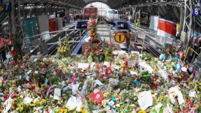 Bild: Arne Dedert/dpa
Nach der tödlichen Attacke auf einen acht Jahre alten Jungen: ein Meer aus Blumen, Kuscheltieren und Beileidsbekundungen am Gleis 7 des Hauptbahnhofs in Frankfurt.