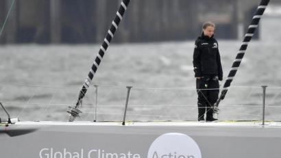 Bild: Ben Birchall/dpa
Greta Thunberg an Bord der Hochseejacht "Malizia", mit der sie in Richtung New York aufgebrochen ist.