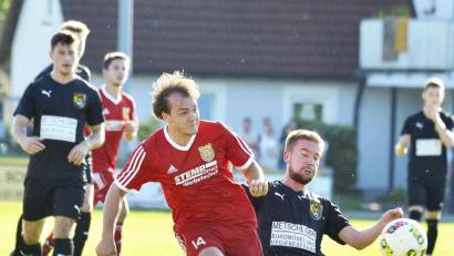 Bild: Hubert Ziegler
Am vergangenen Sonntag gegen den FC Amberg (Bild), am Donnerstag gegen die DJK Ensdorf und an diesem Samstag gegen den FV Vilseck. Der SV Hahnbach (links Stürmer Fabian Brewitzer im Zweikampf mit Lennard Müller) ist derzeit im Derby-Stress.