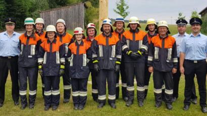 Bild: u
Neun Aktive der Feuerwehr Steiningloh-Urspring bestehen die Leistungsprüfung Gruppe im Löscheinsatz (von links): Kreisbrandinspektor Martin Schmidt, Gruppenführerin Heike Giehrl, Zweiter Kommandant Josef Giehrl, Kathrin Fischer, Tobias Lobenhofer, Christina Pfab, Martin Amann, Matthias Fischer, Sebastian Lobenhofer, Jakob Stauber, Michael Pfab, 1. Kommandant Ludwig Fischer, Kreisbrandmeister Marco Weiß und Schiedsrichter Horst Kellner.