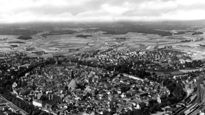 Bild: Günther Rambach, Bavariathek Bayern
Die Amberger Altstadt in den 50er-Jahren. Diese Ansicht hatten auch die Piloten in den Flugzeugen der Alliierten.