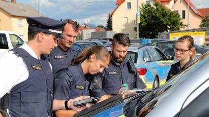 Bild: Wolfgang Steinbacher
Besprechung zur Vorbereitung der Evakuierung: Der stellvertretende Leiter der Amberger Polizeiinspektion, Oberkommissar Andreas Weidauer (links), leitete den Einsatz.