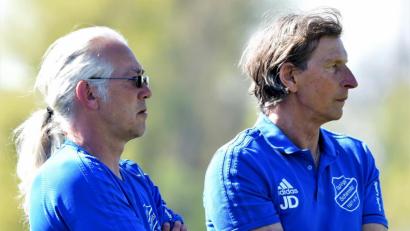 Bild: G. Büttner
Der Schirmitzer Trainer Josef Dütsch (rechts) und sein "Co" Peter Möhrle hoffen auf eine erfolgreiche Partie gegen den TSV Detag Wernberg.