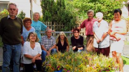 Bild: ak
Die OGV-Mitglieder und der Vorstand beim Kräuterbuschenbinden.